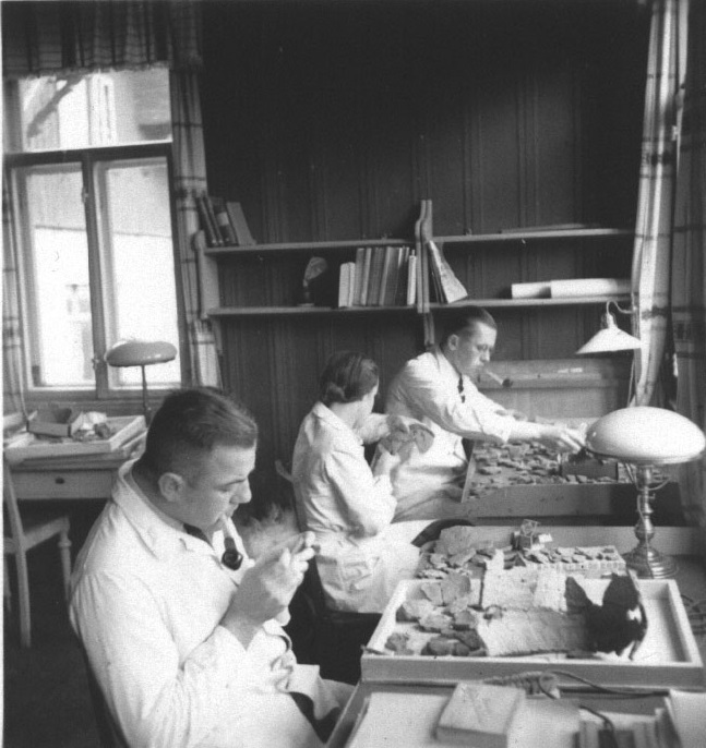 Studierende der Ur- und Frühgeschichtlichen Archäologie beim Kleben von Keramik vom Kyffhäuser 1938