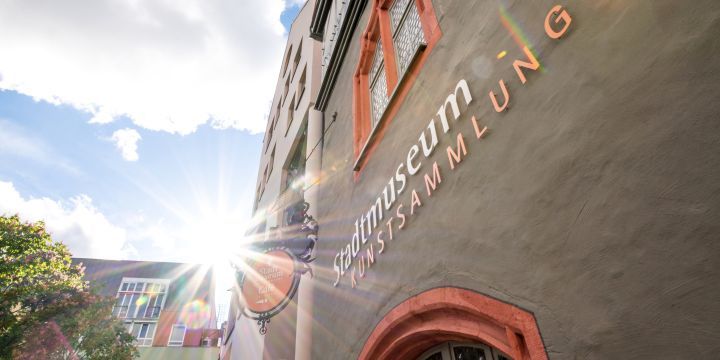 Außenfassade der Göhre Jena mit Schriftzug Stadtmuseum Kunstsammlung  ©JenaKultur, C. Worsch