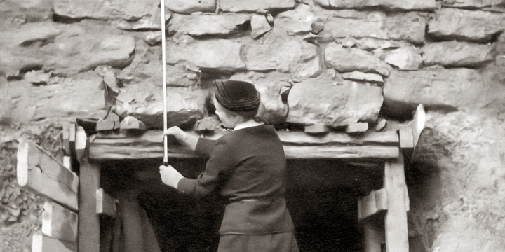 Dokumentation von Mauerresten während des Bunkerbaus hinter der Stadtkirche St. Michael, 1941 Quelle: Sammlung Ur- und Frühgeschichte, Universität Jena.