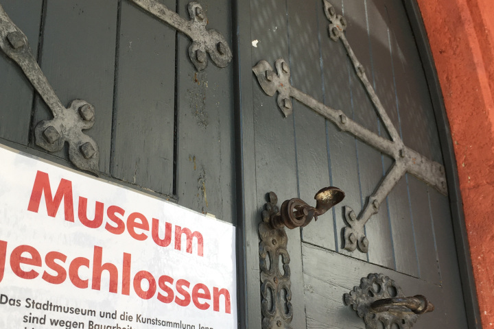 geschlossene Tür der alten Göhre mit Schild "Museum geschlossen"