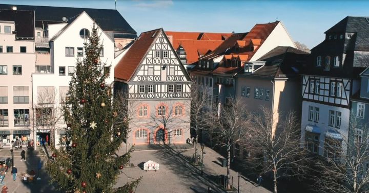 Vogelperspektive auf den Markt mit Fassade der alten Göhre udn Weihnachtsbaum im Vordergrund