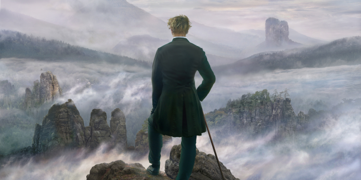 Das Bild zeigt ein Werk des Künstlers Hiroyuki Masuyama. Zu sehen ist ein Mann von hinten, der auf einem Felsen steht und in eine im Nebel liegende Landschaft blickt. 